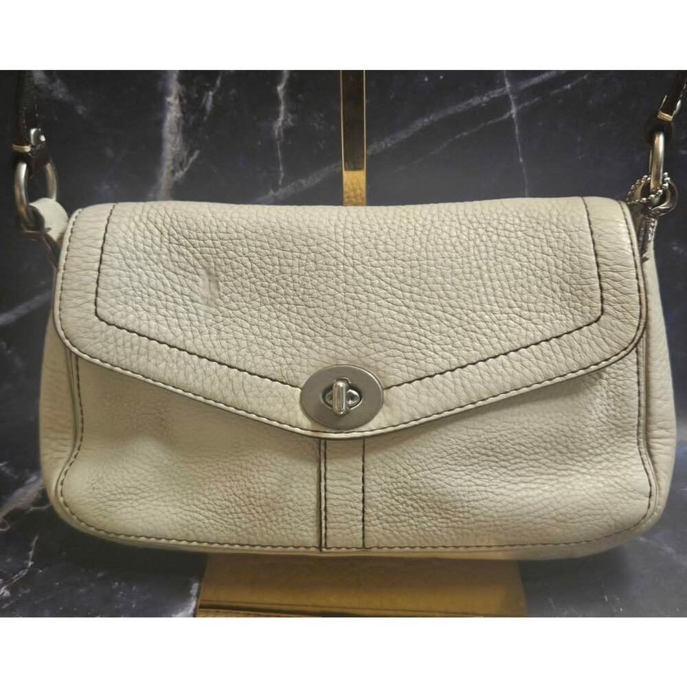 ✨ Coach White Pebbled Leather Crossbody Purse ✨